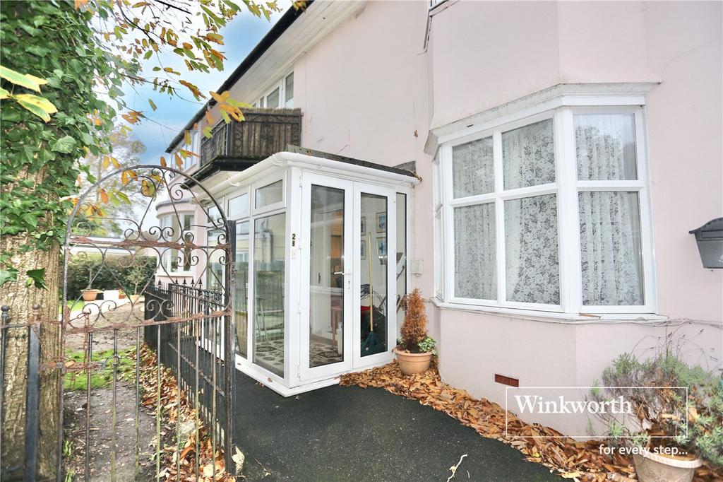 Portman Crescent, Bournemouth, BH5 3 bed apartment £240,000
