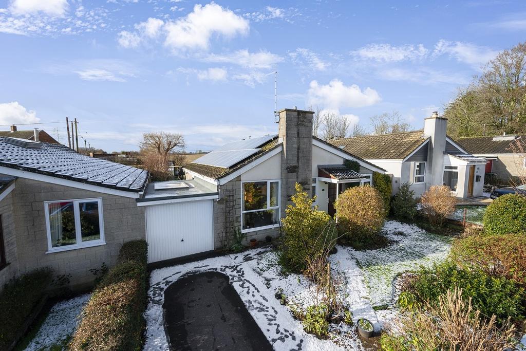 Cross Road, Bradford Abbas, Dorset, DT9 3 bed detached bungalow £350,000