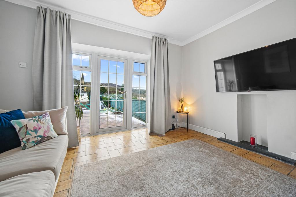 Lewis Street, Machen, Caerphilly... 2 bed cottage £220,000