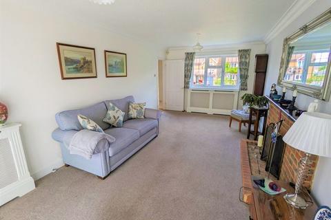 30 Bishops Field, Aston Clinton, Aylesbury, HP22 5BB