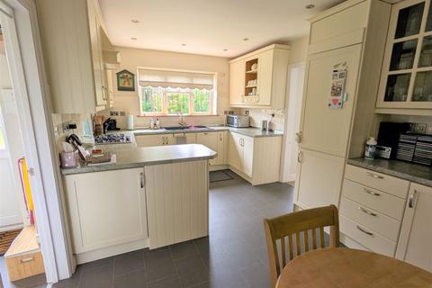 30 Bishops Field, Aston Clinton, Aylesbury, HP22 5BB