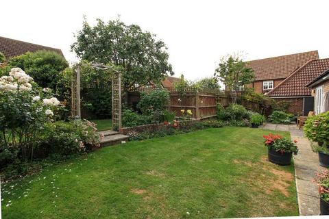 30 Bishops Field, Aston Clinton, Aylesbury, HP22 5BB