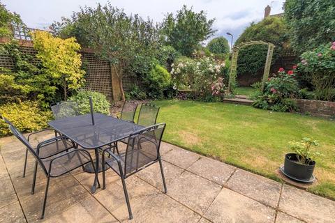 30 Bishops Field, Aston Clinton, Aylesbury, HP22 5BB