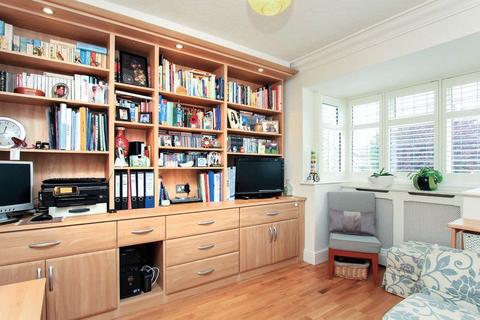 30 Bishops Field, Aston Clinton, Aylesbury, HP22 5BB