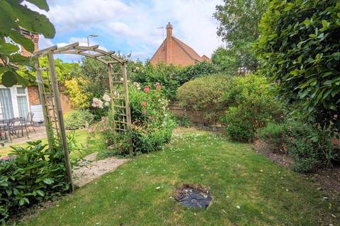 30 Bishops Field, Aston Clinton, Aylesbury, HP22 5BB