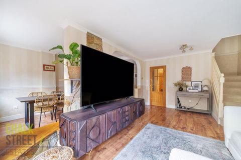 10 Maytree Close, Rainham, RM13 8EP