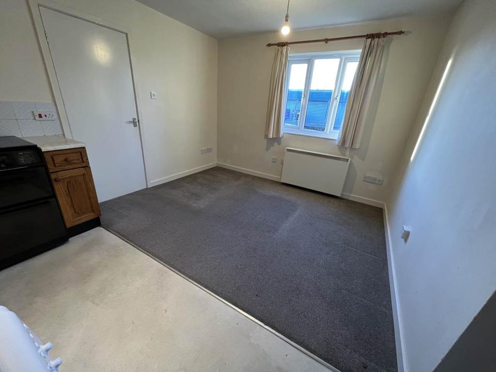 Meadowcroft, New Road, Gillingham 1 bed flat £575 pcm (£133 pw)
