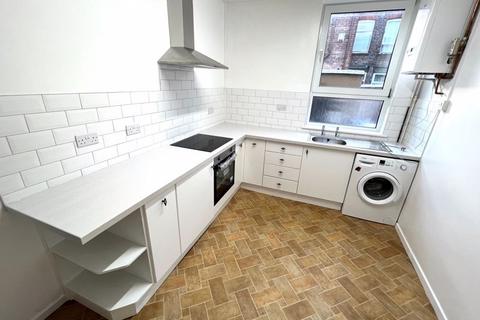 3 bedroom terraced house to rent, Chandos Grove, Salford