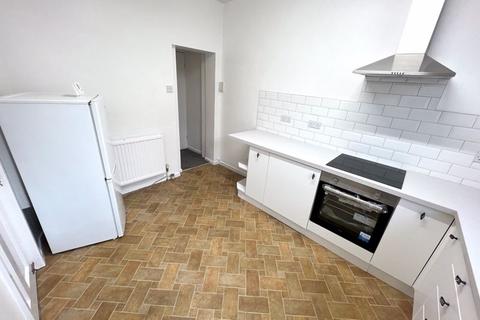 3 bedroom terraced house to rent, Chandos Grove, Salford