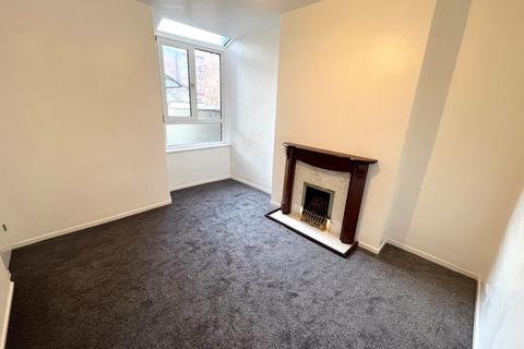 3 bedroom terraced house to rent, Chandos Grove, Salford