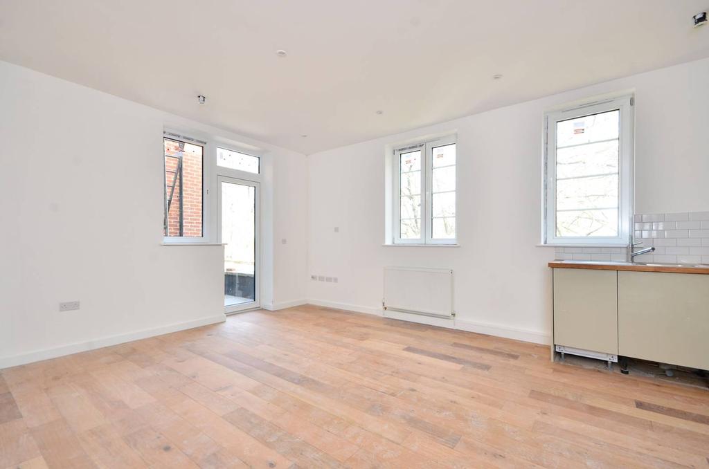 Vauxhall Street, Vauxhall, London, SE11 3 bed flat £3,012 pcm (£695 pw)