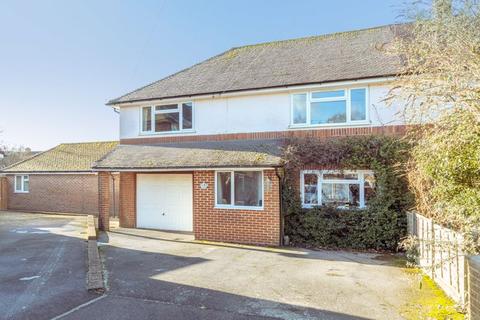 8 Vernon Close, Horsham, RH12 4EE