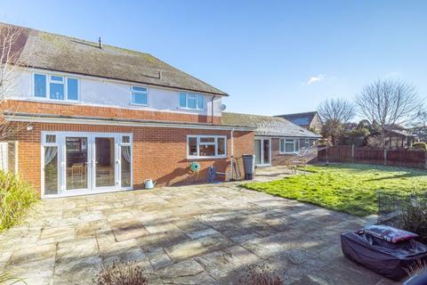 8 Vernon Close, Horsham, RH12 4EE