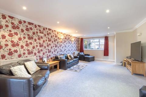 8 Vernon Close, Horsham, RH12 4EE