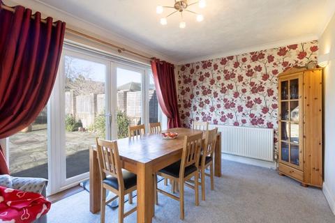 8 Vernon Close, Horsham, RH12 4EE