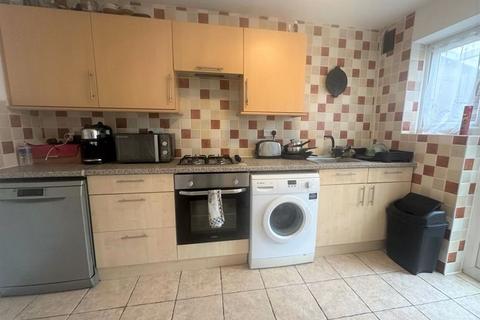 2 bedroom semi-detached house to rent, Wordsworth Road, Luton