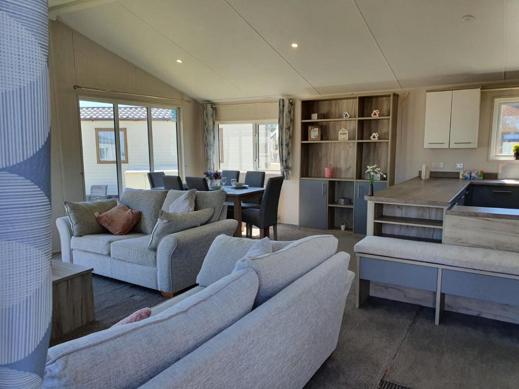 Reach Road, St. MargaretsAtCliffe, Dover 3 bed park home for sale £100,000