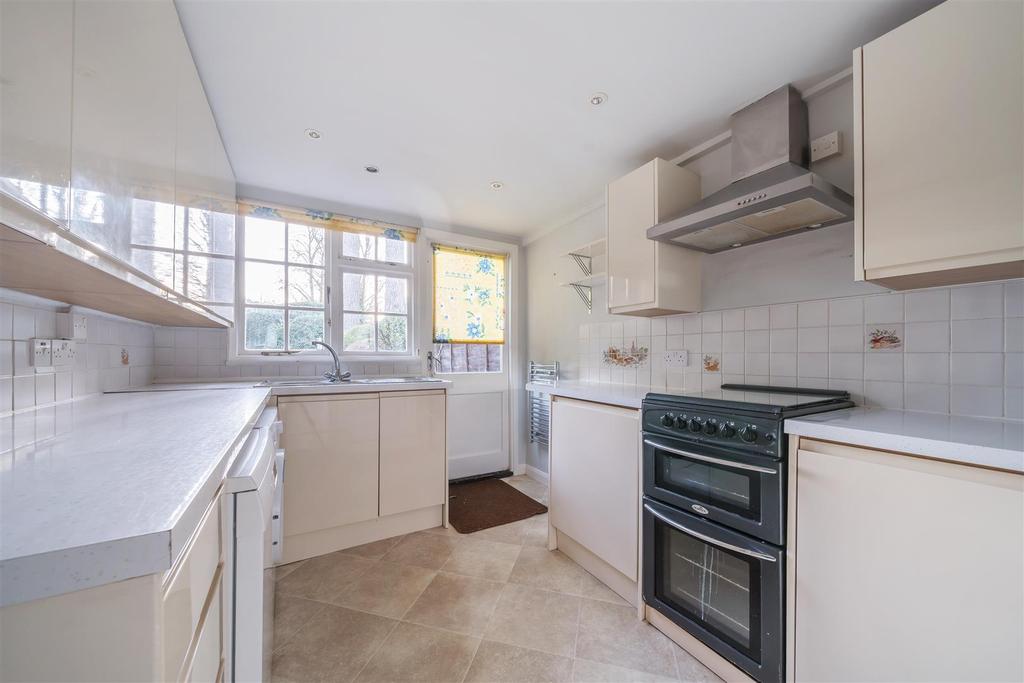 Croylands Drive, Surbiton 3 bed detached house £800,000