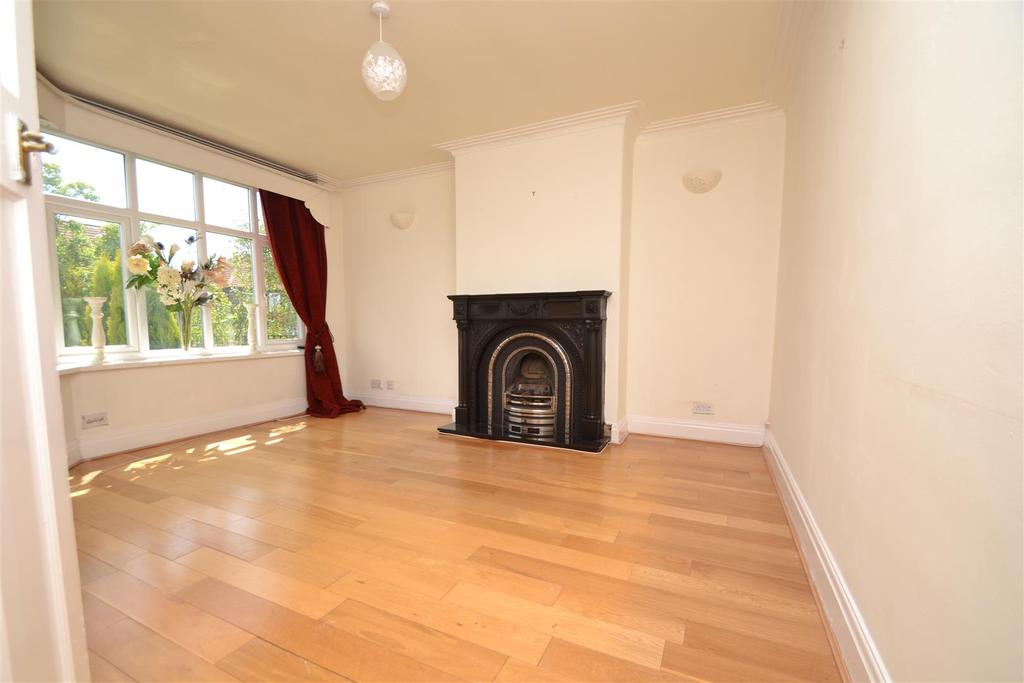 Carr Manor Parade, Leeds 3 bed semidetached house £1,200 pcm (£277 pw)