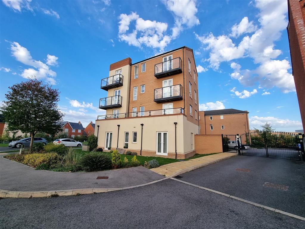 Nicholas Charles Crescent, Aylesbury 2 bed apartment £220,000