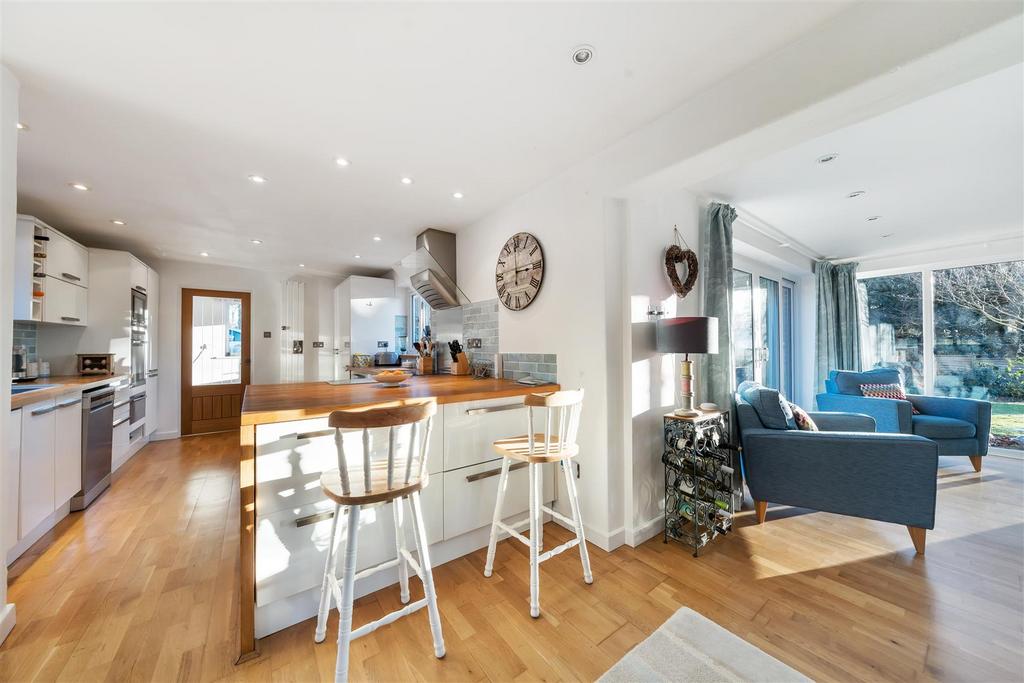 Open Plan Living with Breakfast Bar