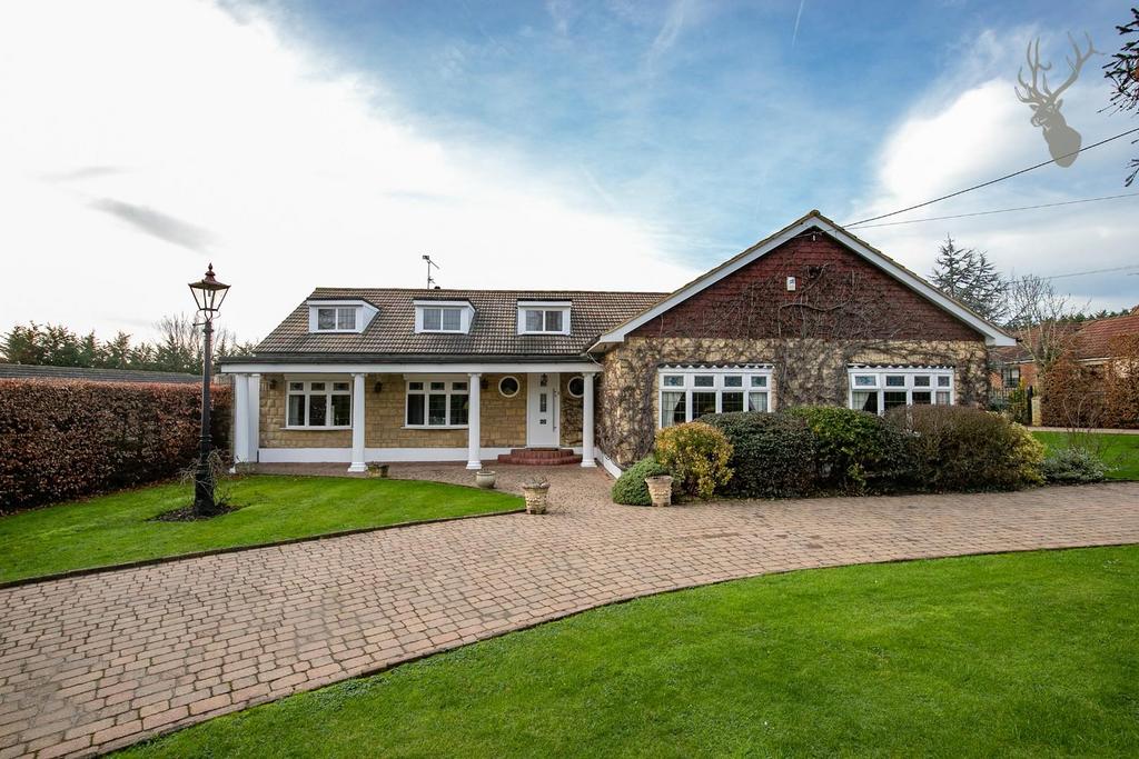 Stapleford Road, Stapleford Abbotts, Romford 3 bed detached bungalow