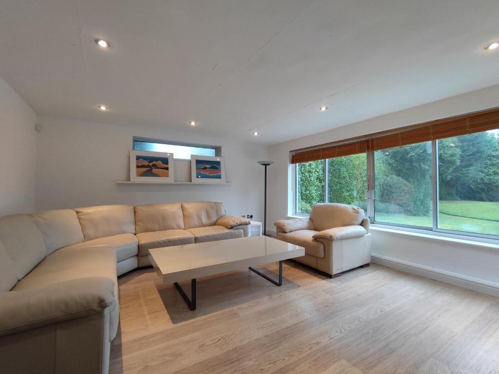 Heald Drive, Bowdon 4 bed detached house £2,450 pcm (£565 pw)