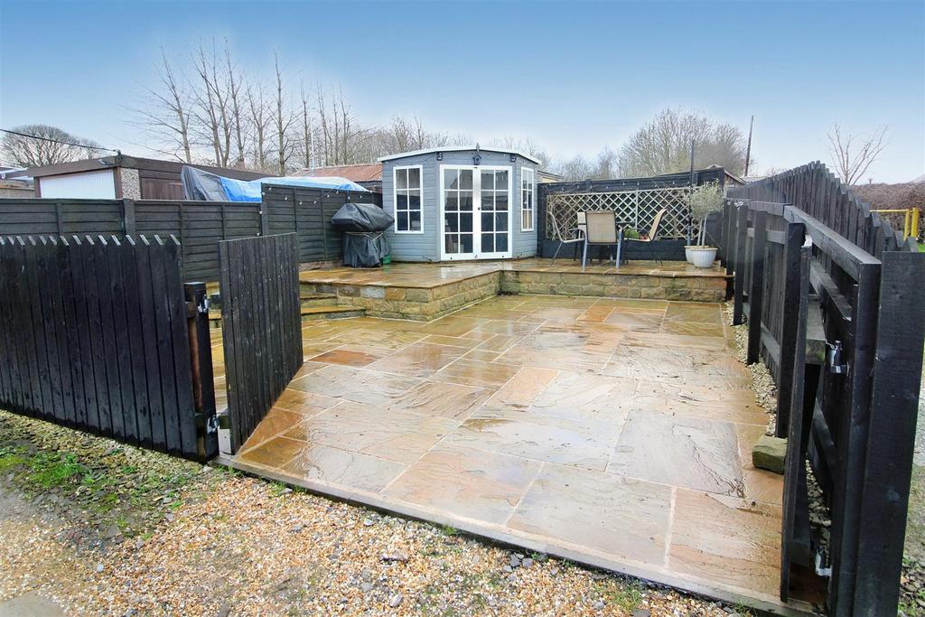 Strike Lane, Skelmanthorpe, Huddersfield HD8 9AY 2 bed end of terrace