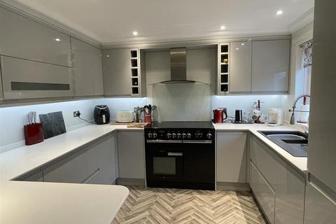 45 Chough Crescent, St Austell, PL25 3AY