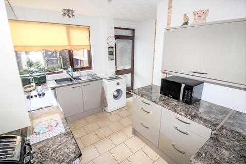 4 bedroom end of terrace house for sale - Peckham Close, Hull