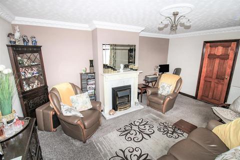 4 bedroom end of terrace house for sale - Peckham Close, Hull