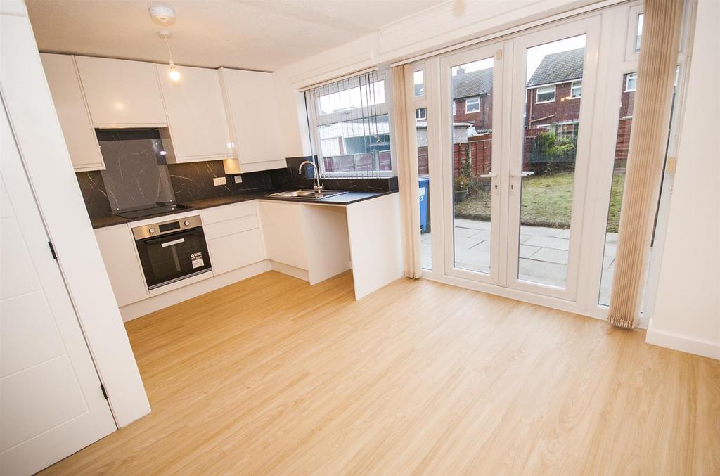 Fairford Way, Stockport 3 bed semidetached house £1,100 pcm (£254 pw)