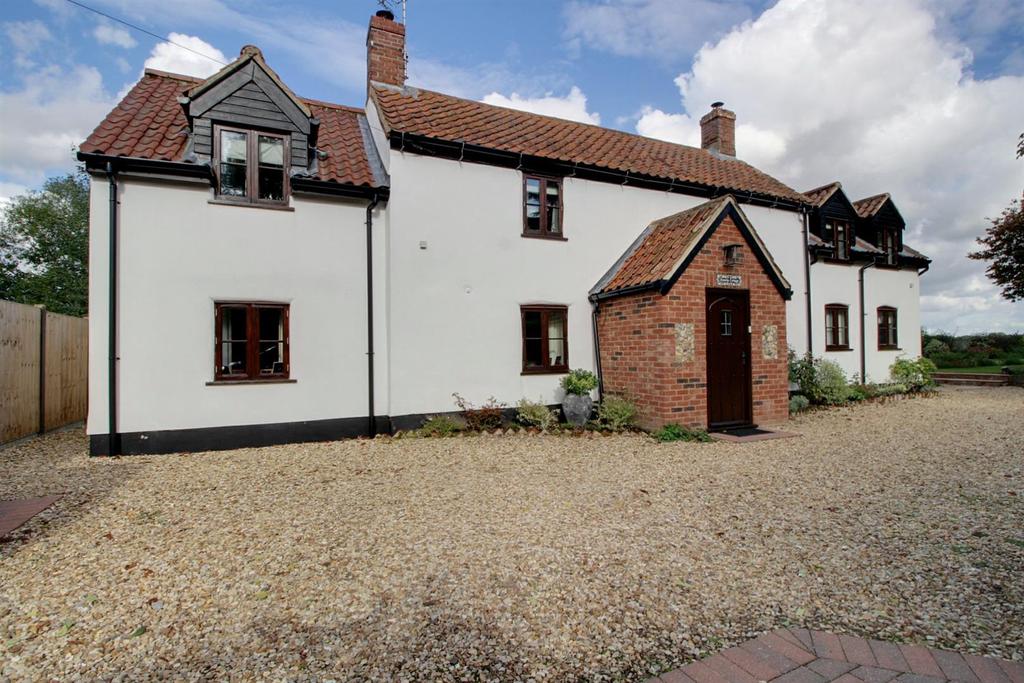 Hall Road, Beetley 5 bed detached house £695,000