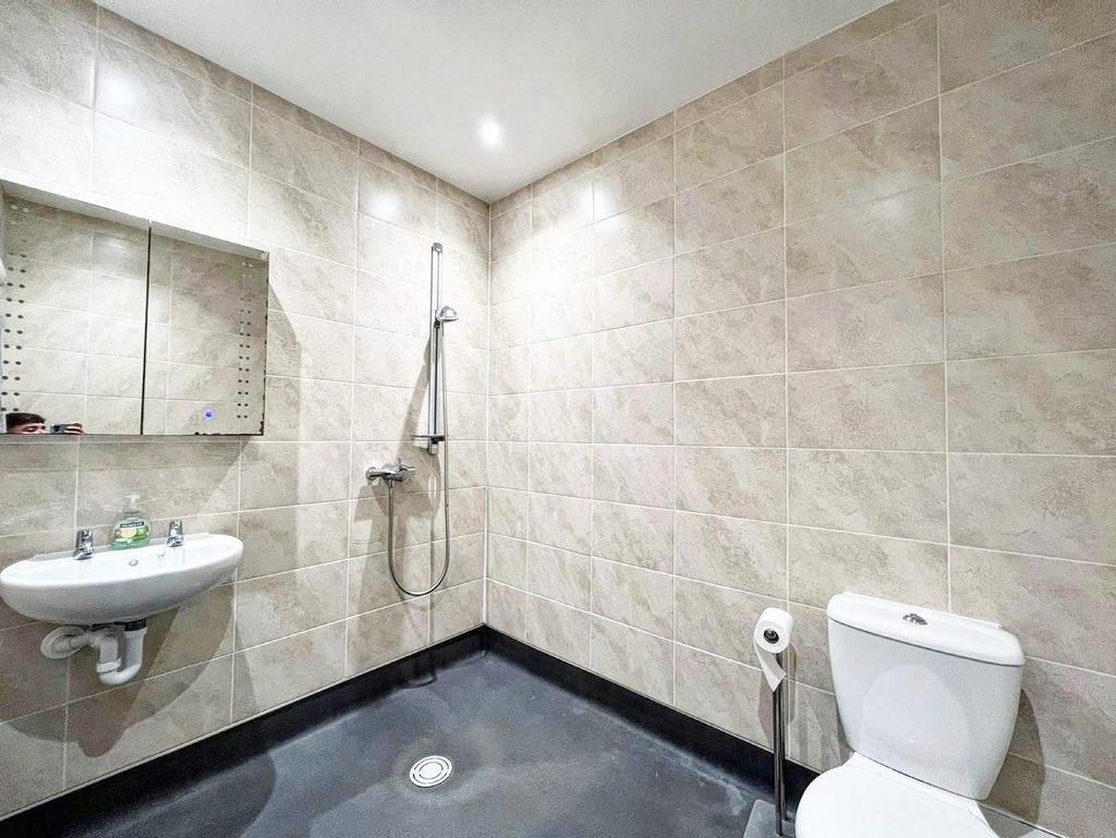 En suite/ Wet room