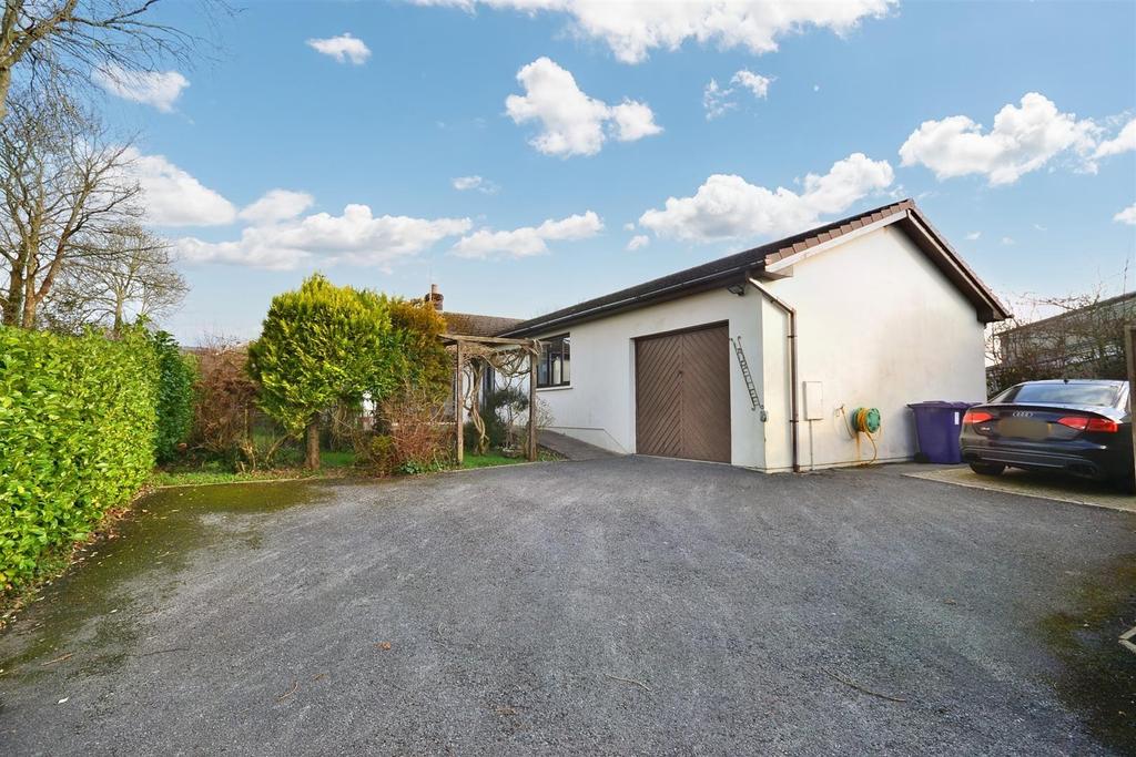 Carmarthen Road, Kilgetty 3 bed detached bungalow for sale £340,000