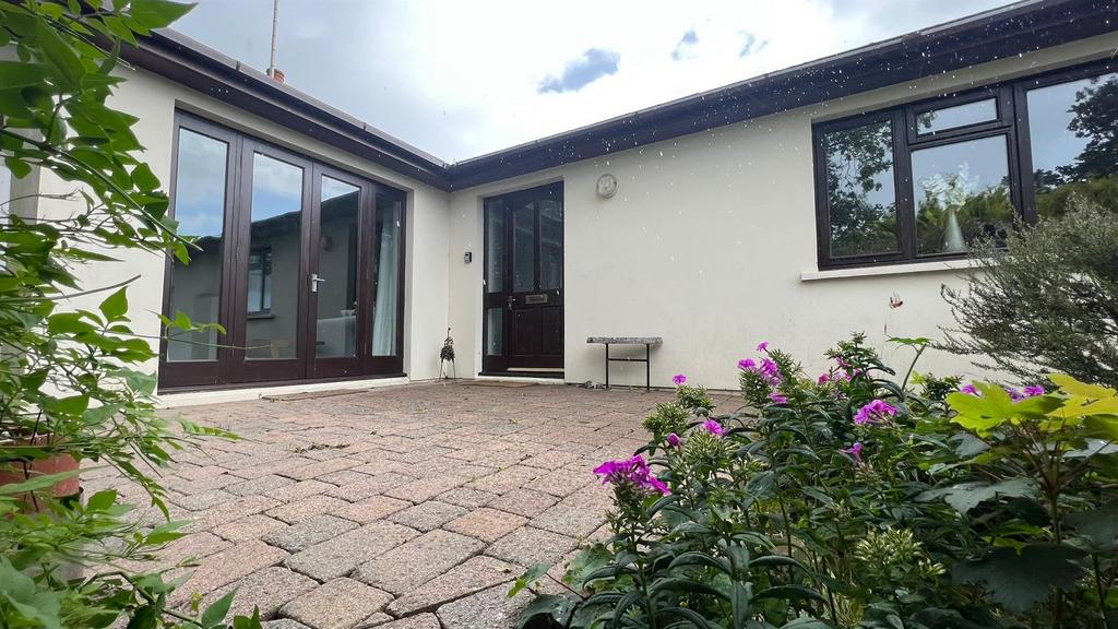 Carmarthen Road, Kilgetty 3 bed detached bungalow for sale £325,000