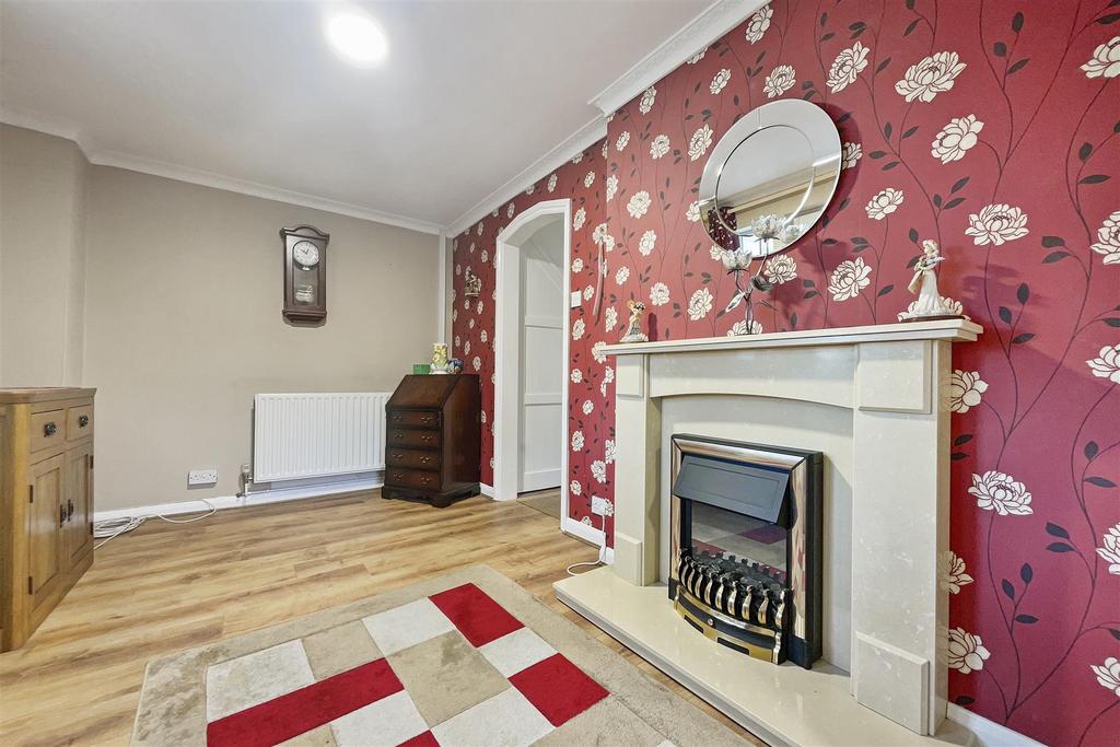 Shaftesbury Avenue, Keresley End, Coventry 3 bed semidetached house