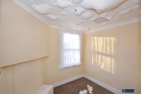 7 Whalebone Avenue, Romford, RM6 6DA