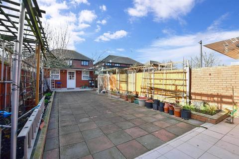 5 bedroom terraced house for sale - Fourth Avenue, Manor Park, London