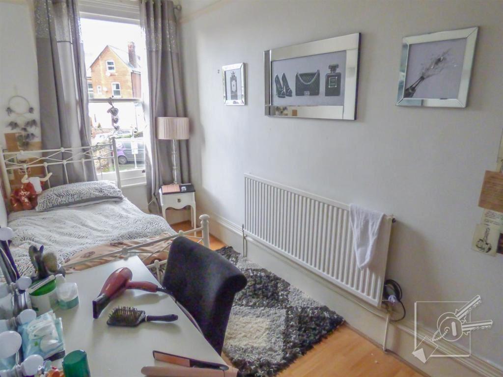 The Avenue, Gravesend, Kent, DA11 0NA 2 bed flat £110,000
