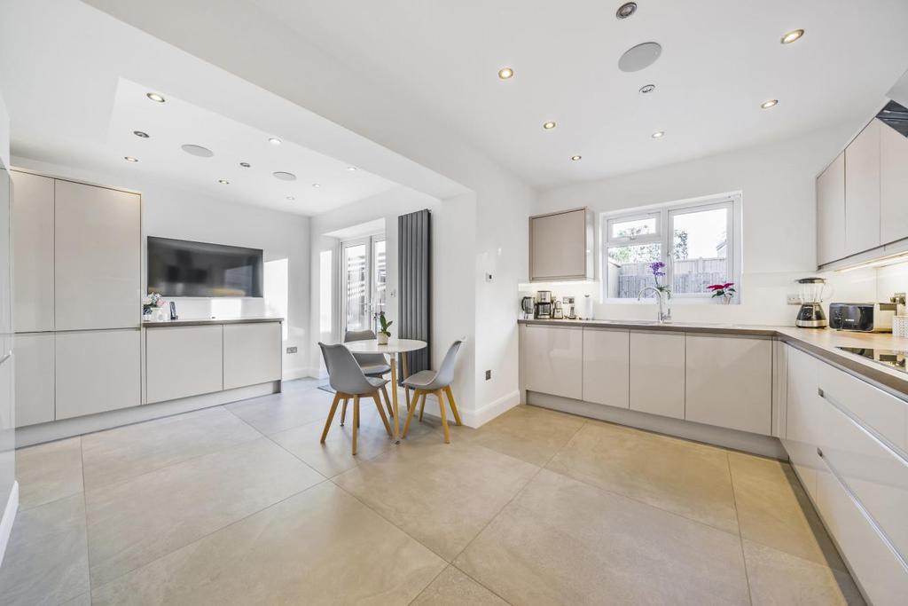 Oakley Drive, Bromley 4 bed semidetached house £725,000