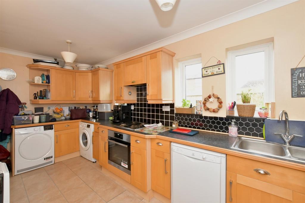 Forest End, Waterlooville, Hampshire 3 bed semi-detached house - £300,000