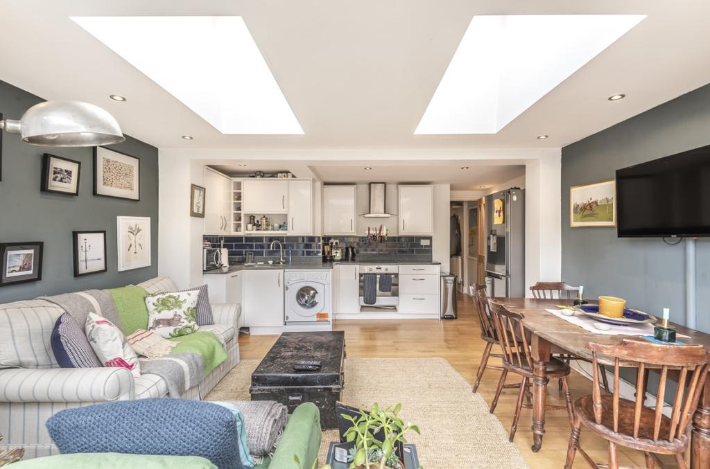 Knowsley Road Battersea SW11 2 bed flat £2,100 pcm (£485 pw)
