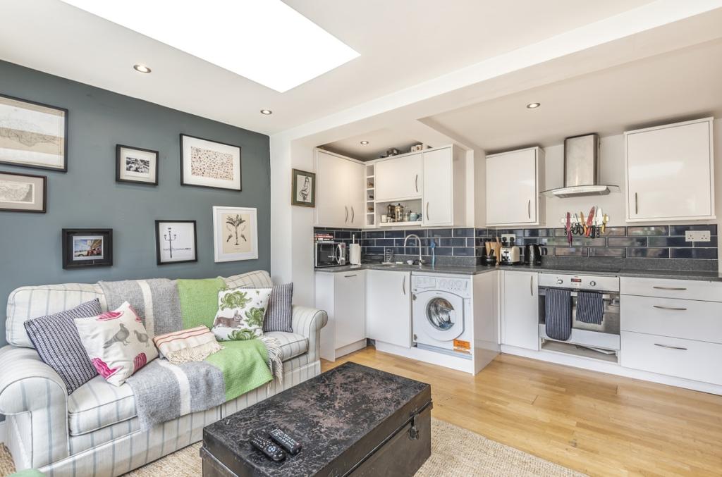 Knowsley Road Battersea SW11 2 bed flat £2,100 pcm (£485 pw)