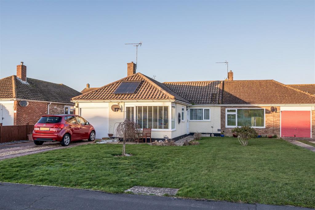 Gainsborough Drive, Selsey, PO20 3 bed bungalow for sale £365,000