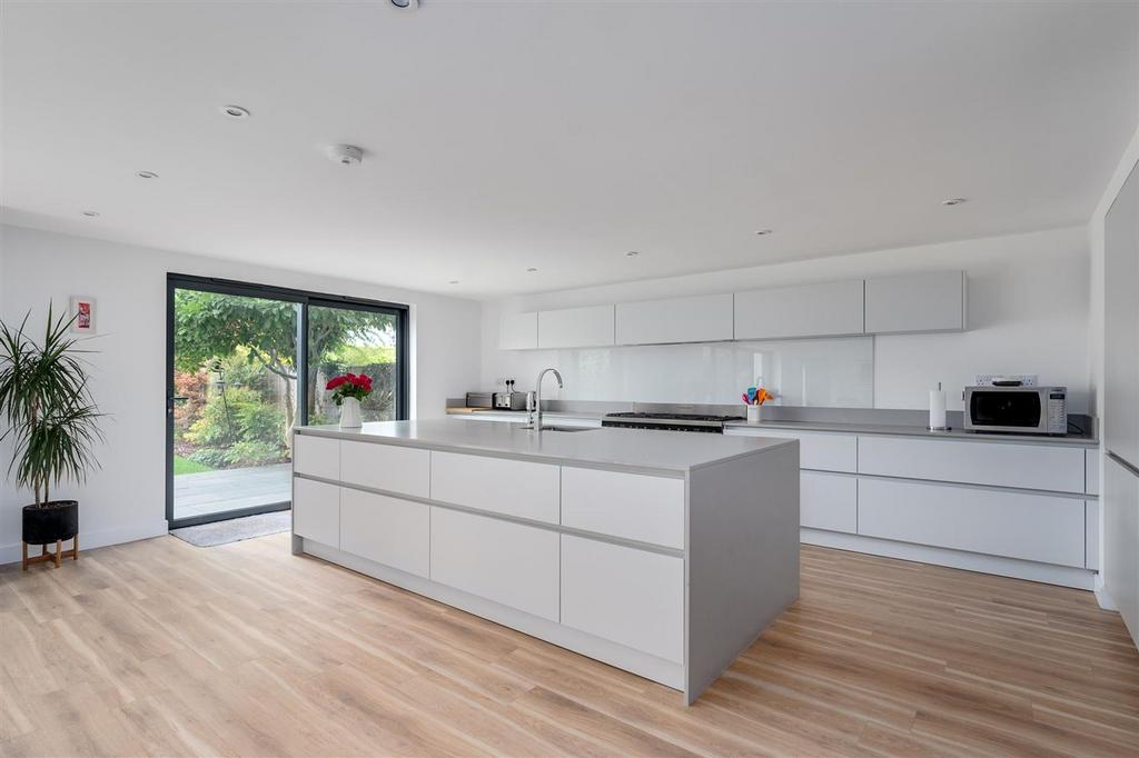 13 Kitchen.jpg