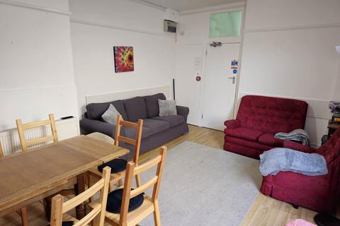 1 bedroom in a house share to rent, York Road, Southend On Sea SS1