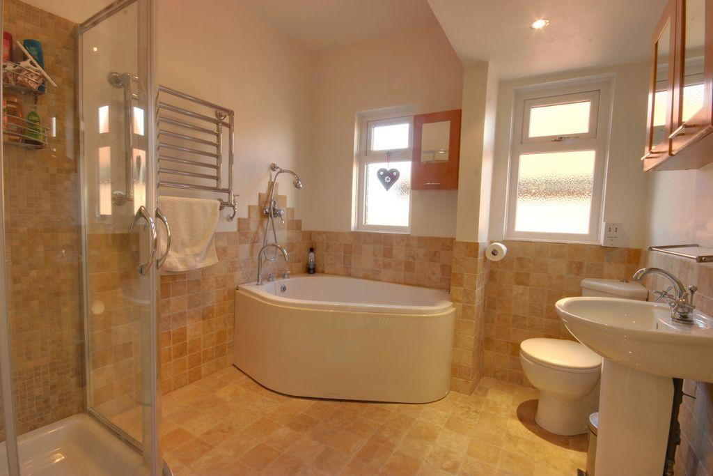 Bathroom (Family bathroom)