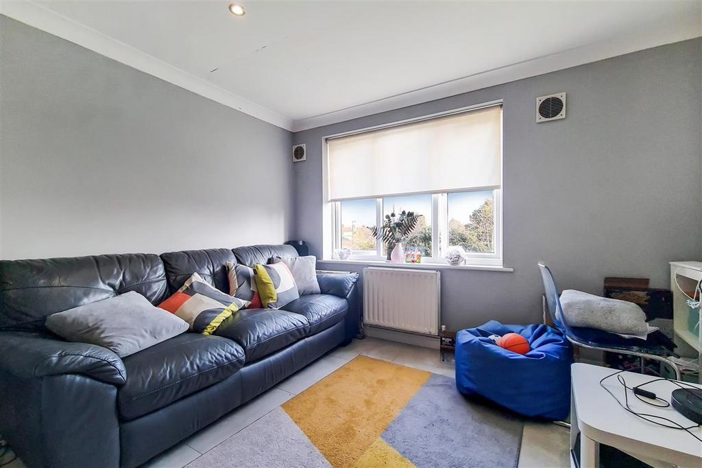 Tallow Close, Dagenham, Essex 2 bed apartment £250,000