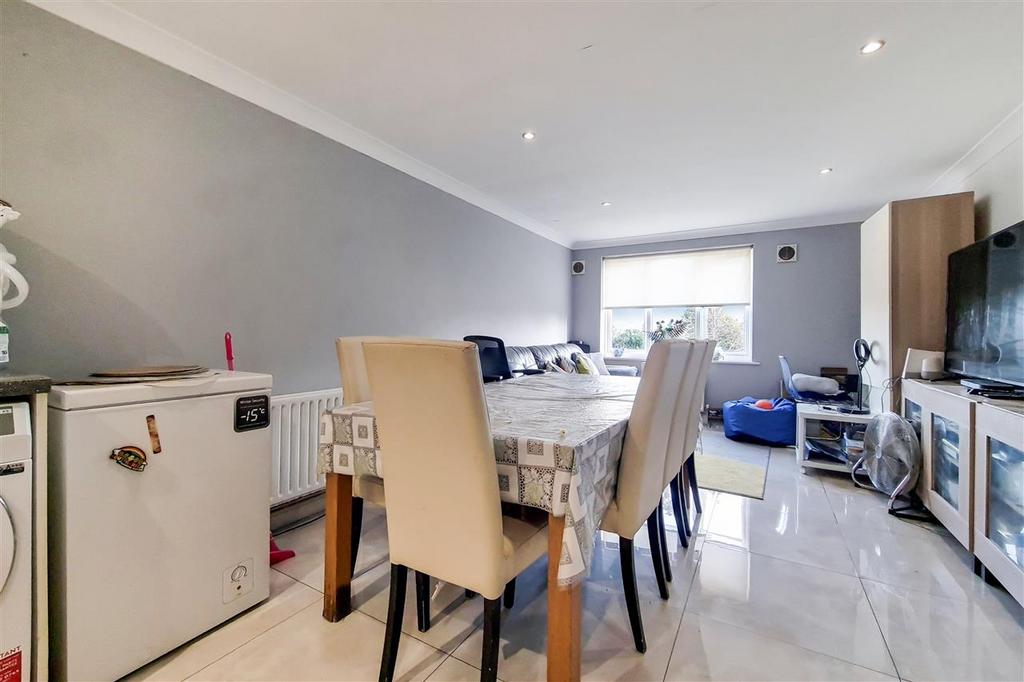 Tallow Close, Dagenham, Essex 2 bed apartment £250,000